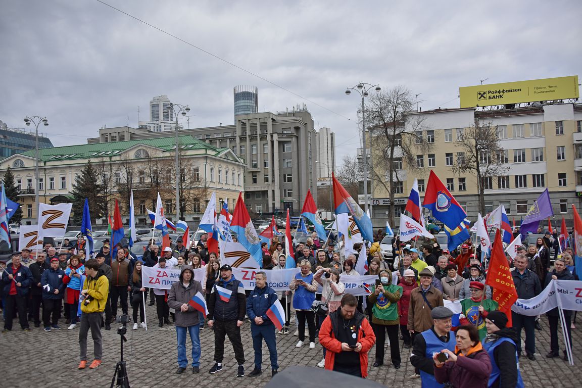 Участников автопробега «Zа мир без нацизма!» поддержали сотни уральцев.  Фото - «Уральский рабочий»